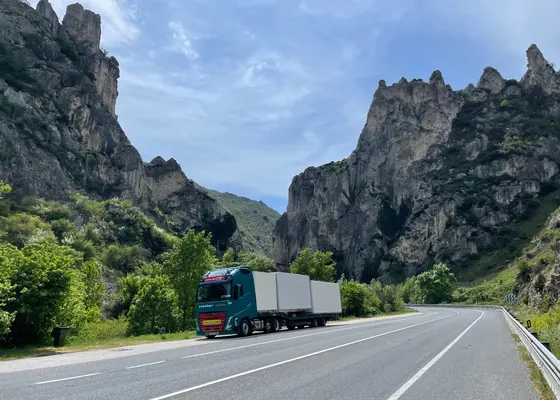 Volvo-Spezialtransport in der Berglandschaft