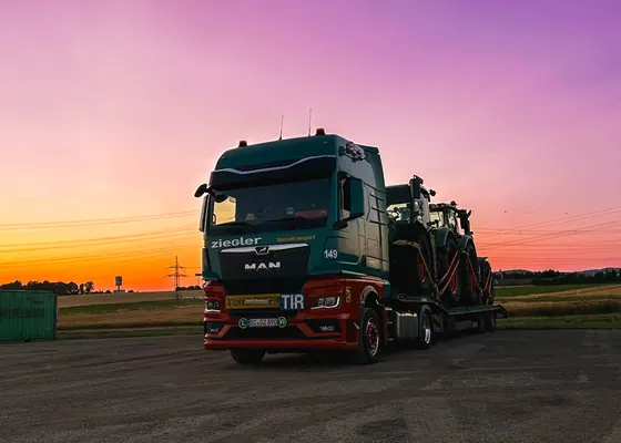 Spezialtransport im Sonnenuntergang